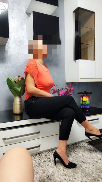 Blonda eleganta pentru domni distinsi!